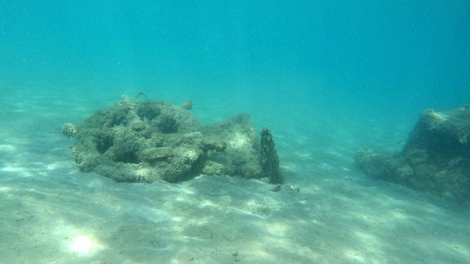 Κατάλοιπα αρχαίων ναυαγίων στον όρμο της Μεθώνης